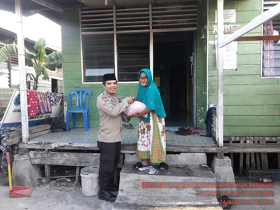 BRI Cabang Bengkalis Bersama Polsek Bengkalis Bagikan Sembako ke Warga Kurang Mampu